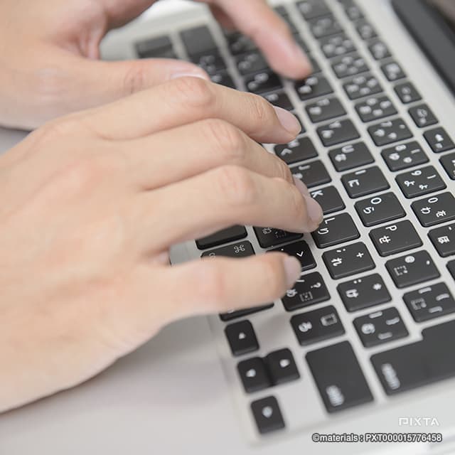 キーボードを打っている写真